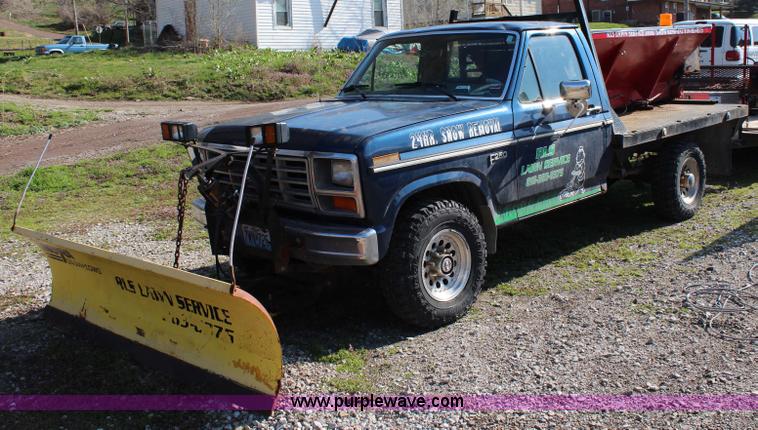 image for item G5069 1985 Ford F250 flatbed pickup truck