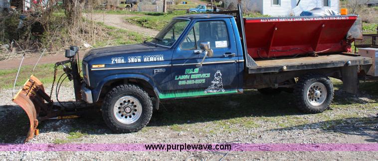 image for item G5069 1985 Ford F250 flatbed pickup truck