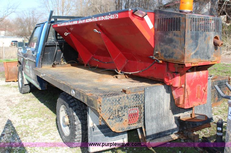 image for item G5069 1985 Ford F250 flatbed pickup truck