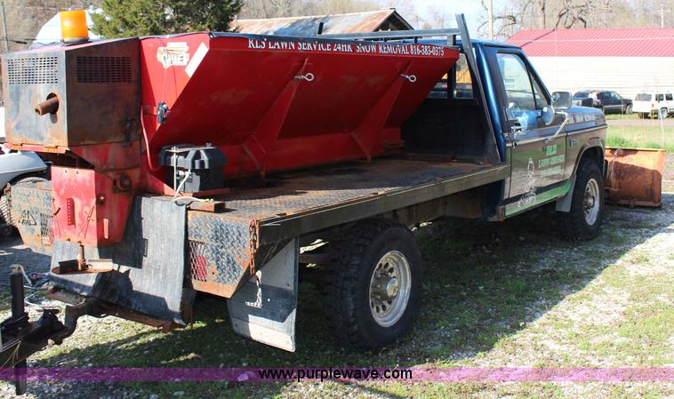 image for item G5069 1985 Ford F250 flatbed pickup truck