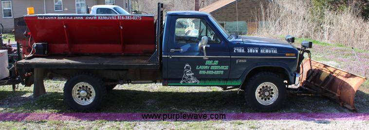 image for item G5069 1985 Ford F250 flatbed pickup truck