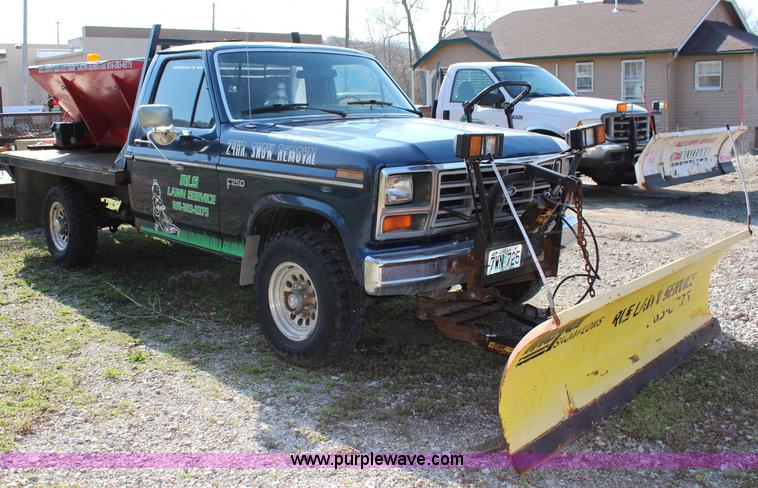 image for item G5069 1985 Ford F250 flatbed pickup truck