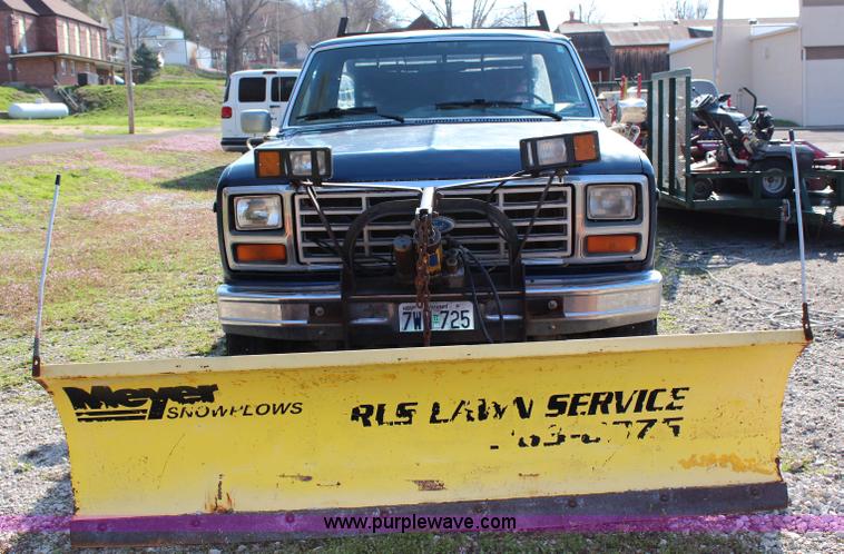 image for item G5069 1985 Ford F250 flatbed pickup truck