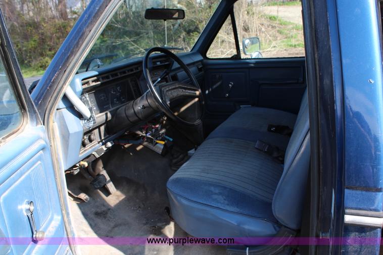 image for item G5069 1985 Ford F250 flatbed pickup truck