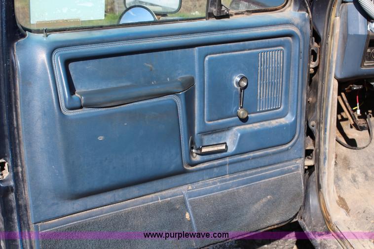 image for item G5069 1985 Ford F250 flatbed pickup truck