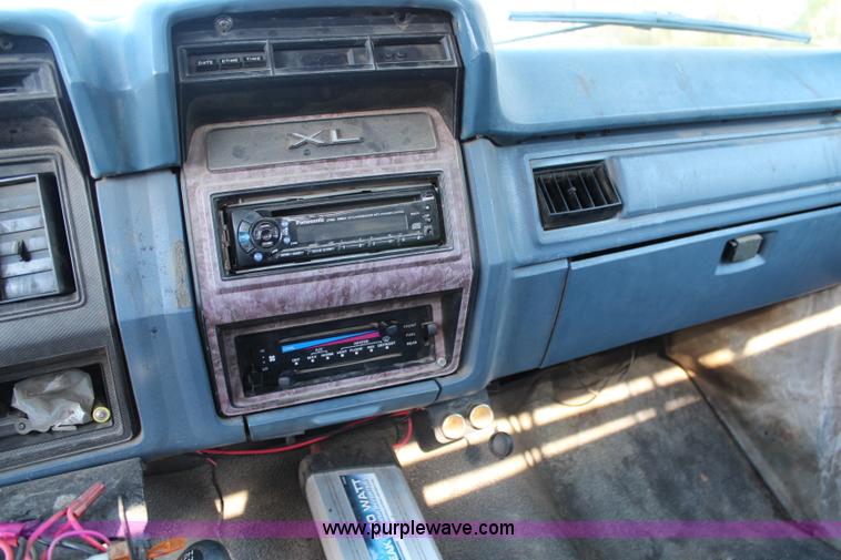 image for item G5069 1985 Ford F250 flatbed pickup truck