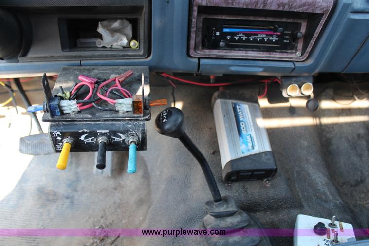 image for item G5069 1985 Ford F250 flatbed pickup truck