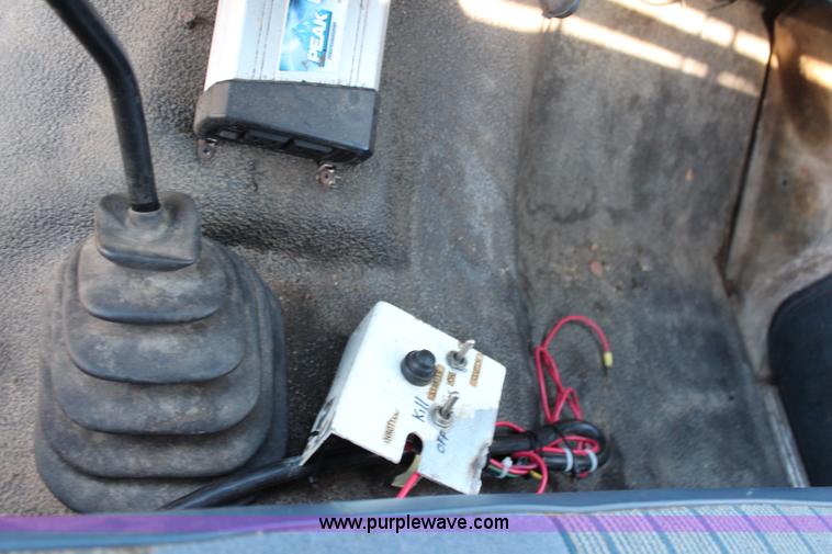 image for item G5069 1985 Ford F250 flatbed pickup truck