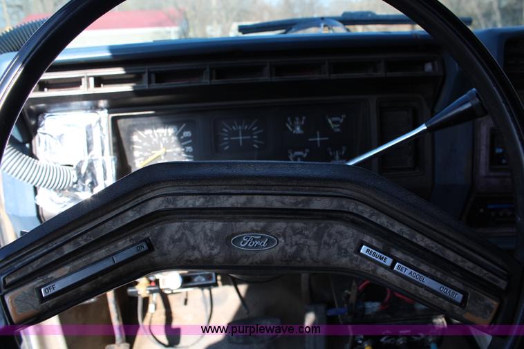 image for item G5069 1985 Ford F250 flatbed pickup truck