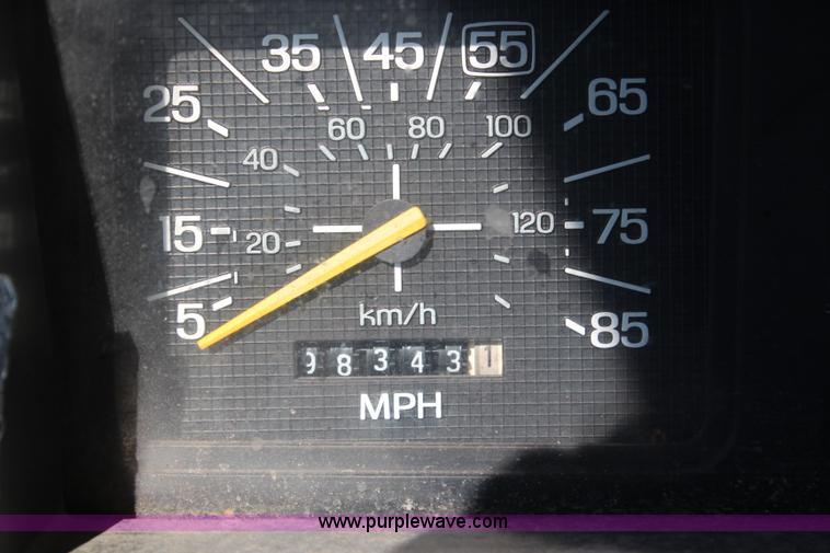 image for item G5069 1985 Ford F250 flatbed pickup truck