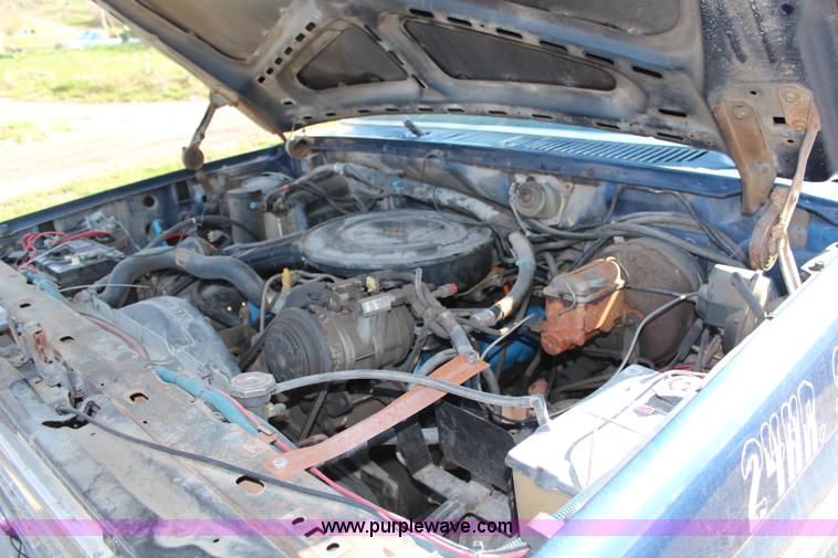 image for item G5069 1985 Ford F250 flatbed pickup truck