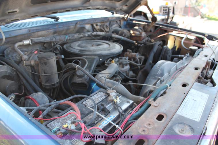 image for item G5069 1985 Ford F250 flatbed pickup truck