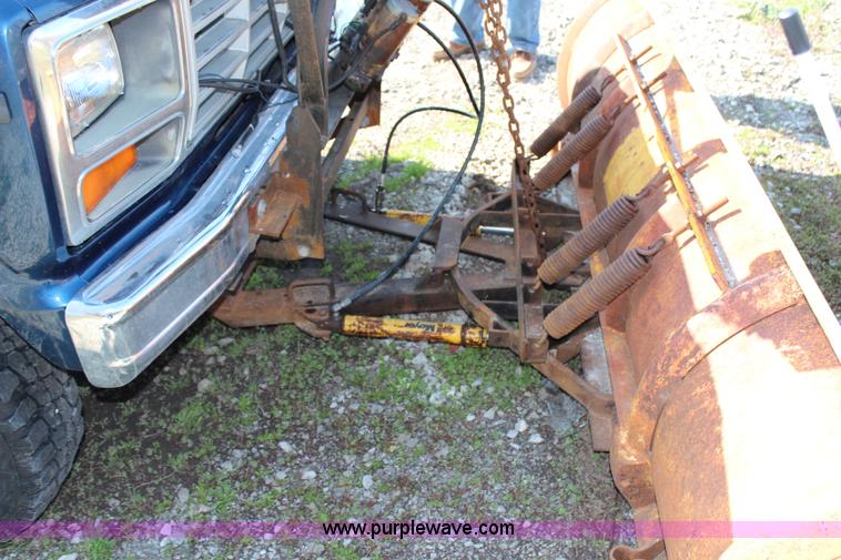 image for item G5069 1985 Ford F250 flatbed pickup truck