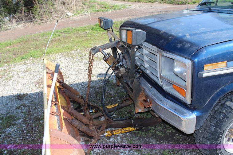 image for item G5069 1985 Ford F250 flatbed pickup truck