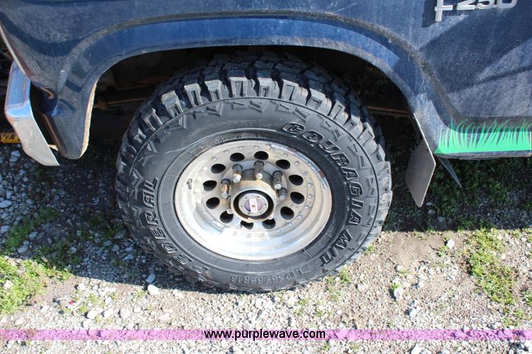 image for item G5069 1985 Ford F250 flatbed pickup truck