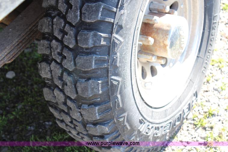 image for item G5069 1985 Ford F250 flatbed pickup truck