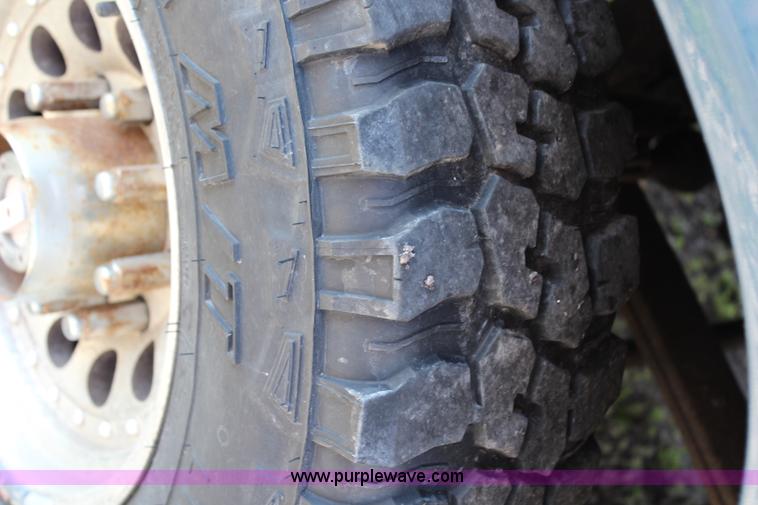 image for item G5069 1985 Ford F250 flatbed pickup truck