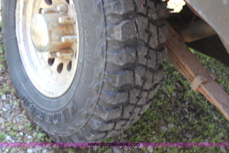 image for item G5069 1985 Ford F250 flatbed pickup truck