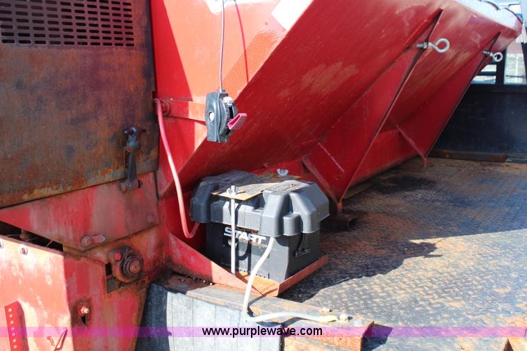 image for item G5069 1985 Ford F250 flatbed pickup truck