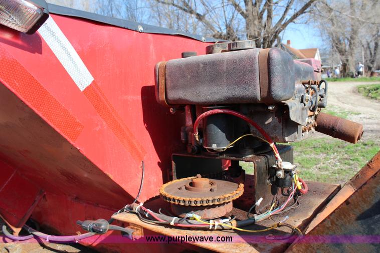 image for item G5069 1985 Ford F250 flatbed pickup truck