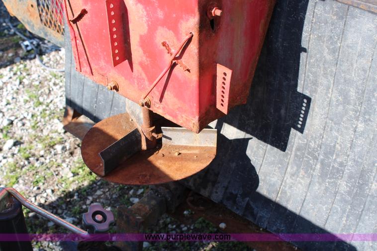 image for item G5069 1985 Ford F250 flatbed pickup truck