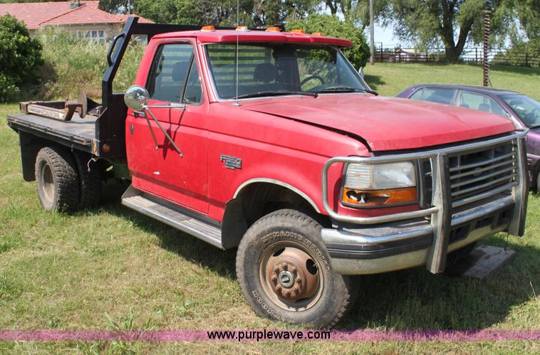image for item H7473 1994 Ford F350 XL flatbed pickup truck