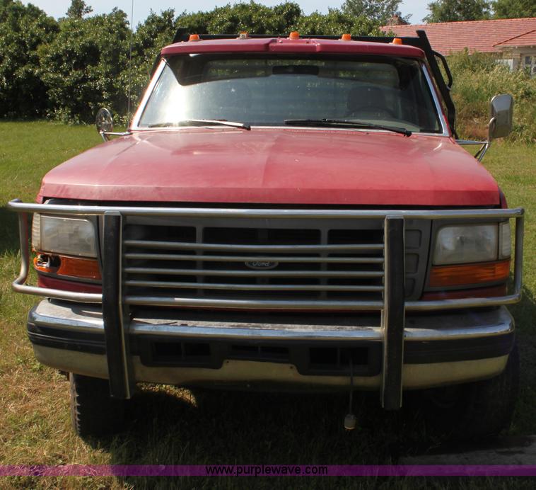 image for item H7473 1994 Ford F350 XL flatbed pickup truck