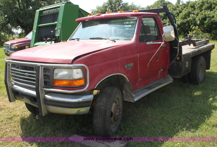 image for item H7473 1994 Ford F350 XL flatbed pickup truck