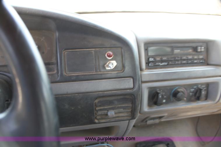 image for item H7473 1994 Ford F350 XL flatbed pickup truck