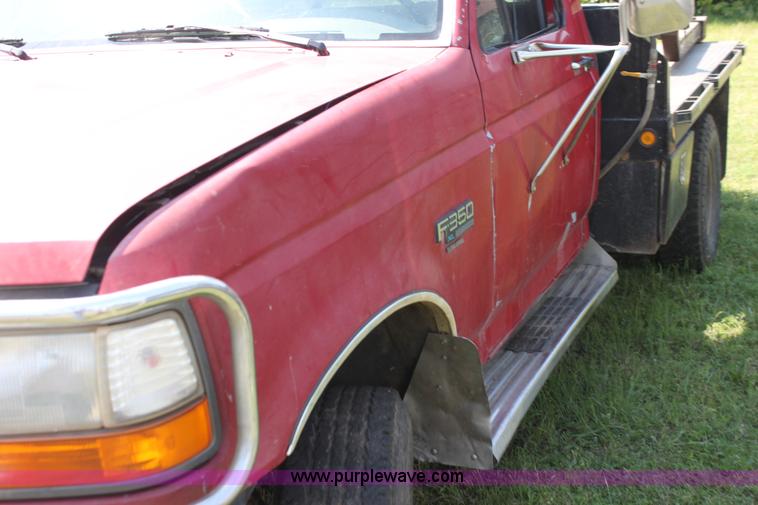 image for item H7473 1994 Ford F350 XL flatbed pickup truck