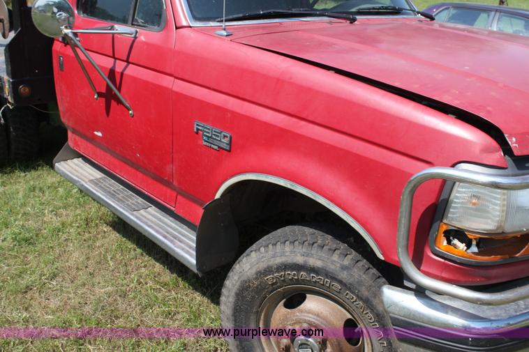 image for item H7473 1994 Ford F350 XL flatbed pickup truck