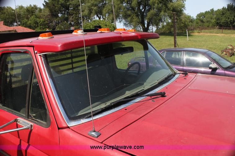 image for item H7473 1994 Ford F350 XL flatbed pickup truck