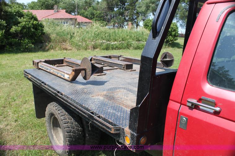 image for item H7473 1994 Ford F350 XL flatbed pickup truck