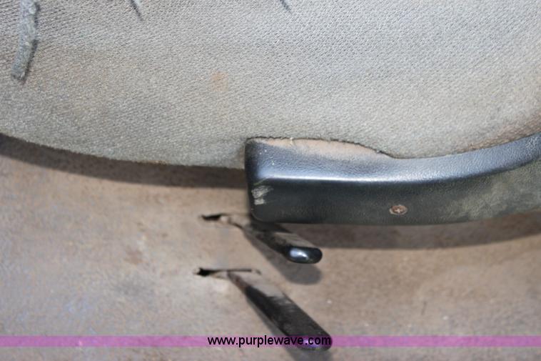 image for item H7473 1994 Ford F350 XL flatbed pickup truck