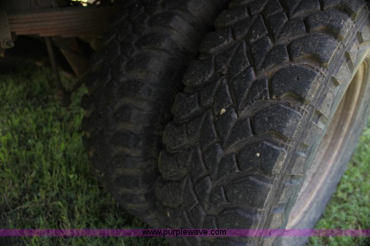 image for item H7473 1994 Ford F350 XL flatbed pickup truck