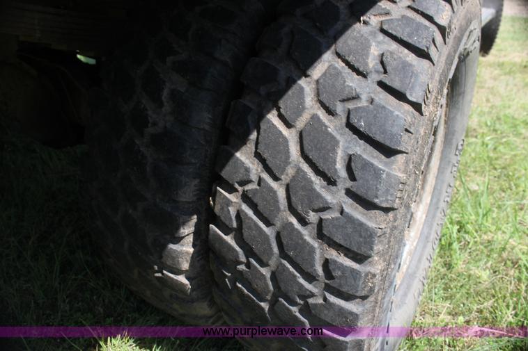 image for item H7473 1994 Ford F350 XL flatbed pickup truck