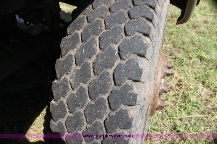 image for item H7473 1994 Ford F350 XL flatbed pickup truck