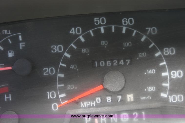 image for item H7476 1999 Ford F350 XLT flatbed truck