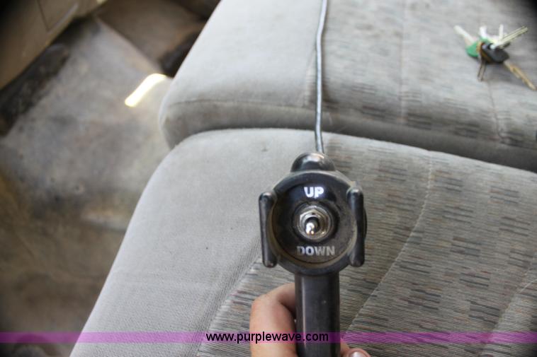 image for item H7476 1999 Ford F350 XLT flatbed truck