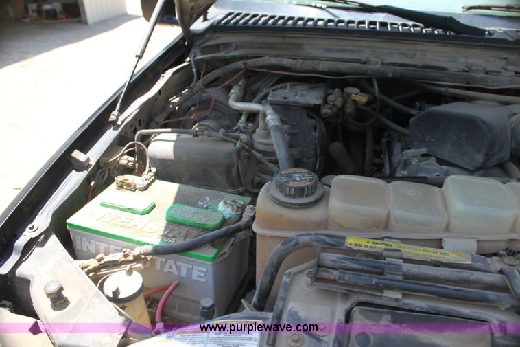 image for item H7476 1999 Ford F350 XLT flatbed truck