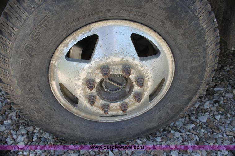 image for item H7476 1999 Ford F350 XLT flatbed truck