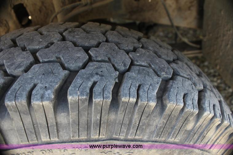 image for item H7476 1999 Ford F350 XLT flatbed truck