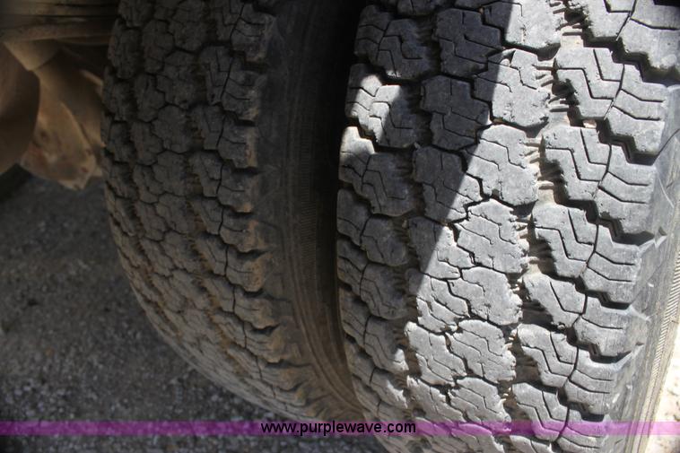 image for item H7476 1999 Ford F350 XLT flatbed truck