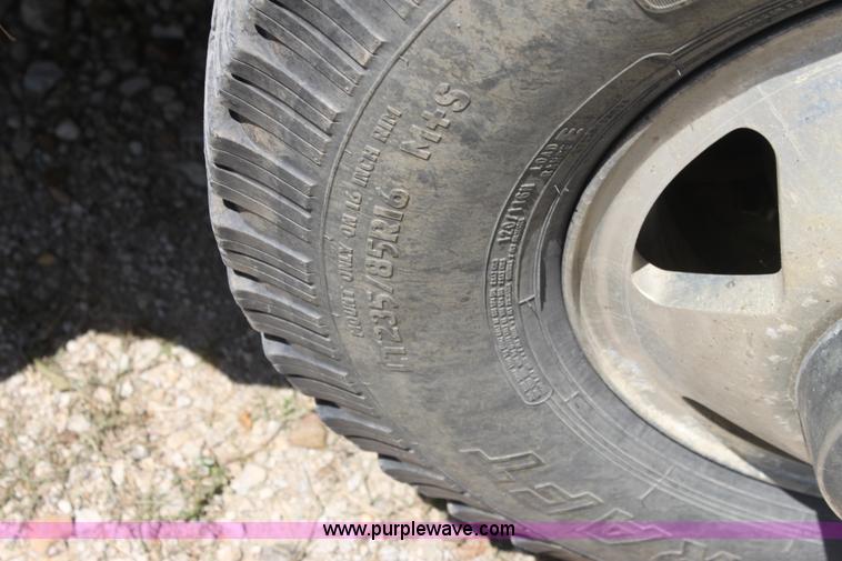 image for item H7476 1999 Ford F350 XLT flatbed truck