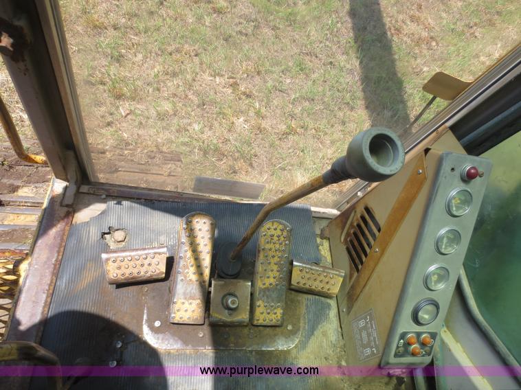 image for item D5864 1986 Caterpillar 225 excavator