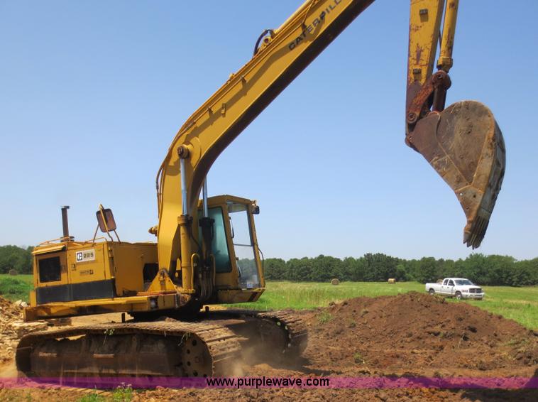 image for item D5864 1986 Caterpillar 225 excavator