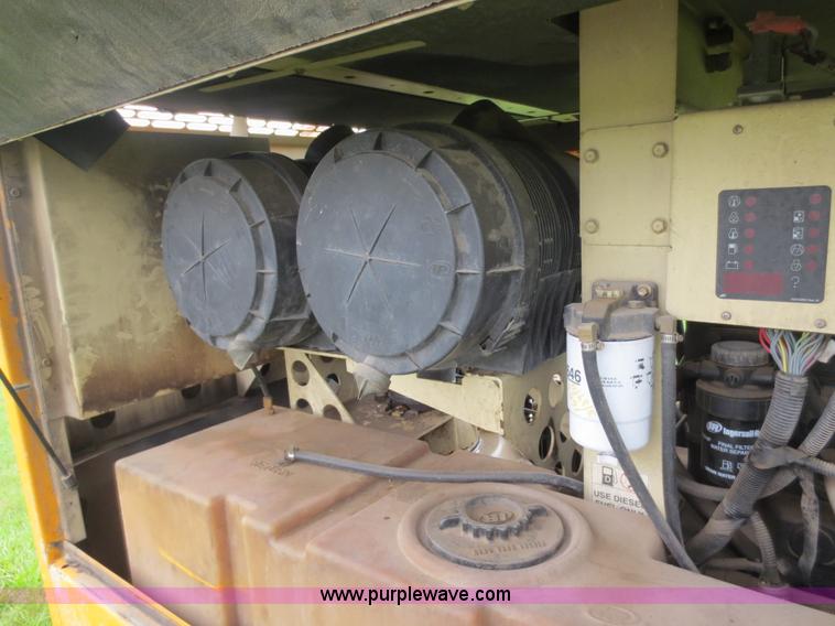 image for item D5982 2004 Ingersoll Rand air compressor