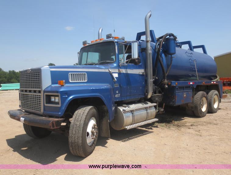 image for item D5987 1989 Ford L9000 vacuum truck