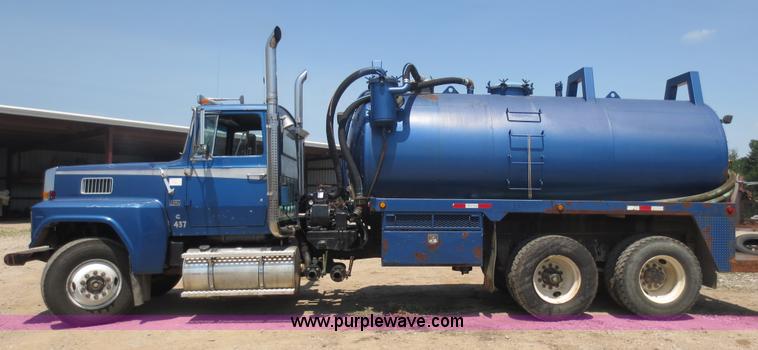 image for item D5987 1989 Ford L9000 vacuum truck