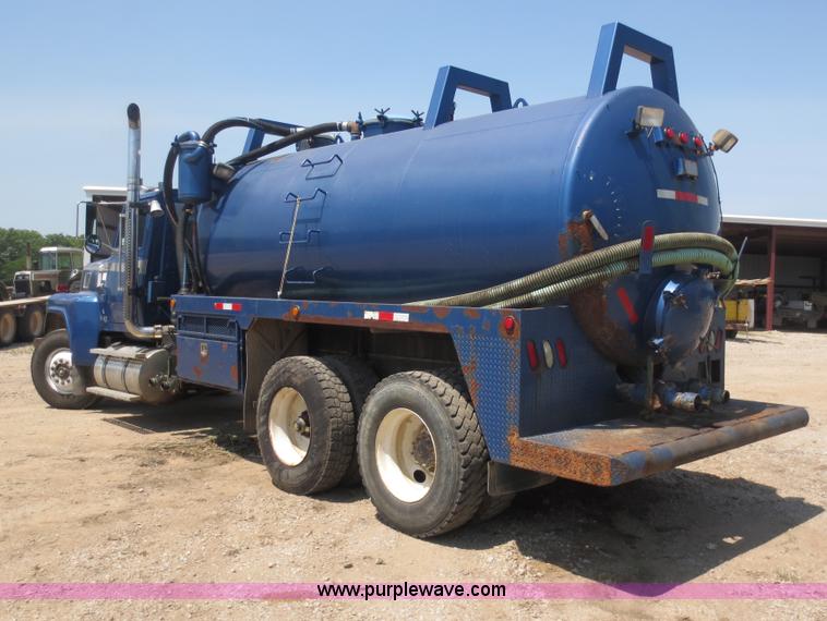 image for item D5987 1989 Ford L9000 vacuum truck